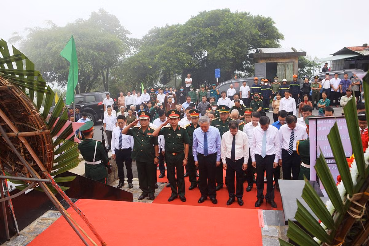 Các đại biểu dâng hương tưởng niệm tại Bia di tích chiến thắng Đồn Nhất-Hải Vân Quan.