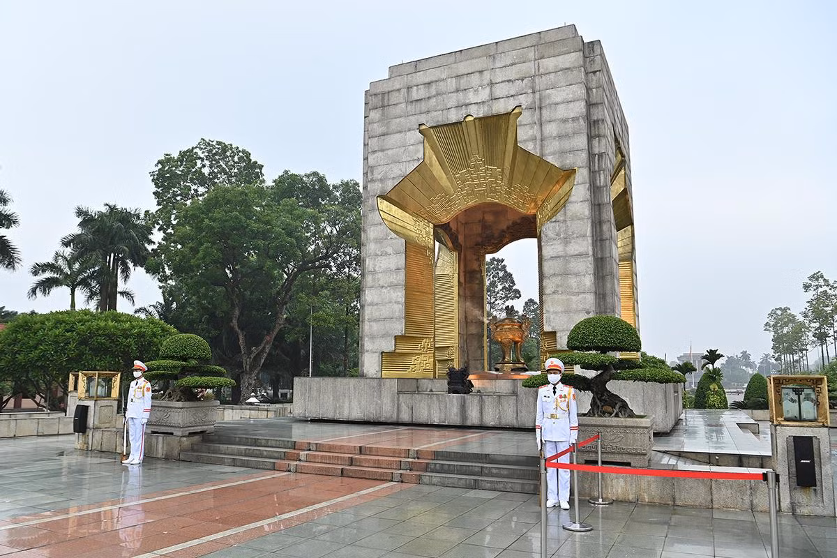 Đoàn đại biểu người có công với cách mạng tưởng niệm các Anh hùng, liệt sĩ và vào Lăng viếng Chủ tịch Hồ Chí Minh ảnh 1 Đoàn đại biểu người có công với cách mạng tưởng niệm các Anh hùng, liệt sĩ và vào Lăng viếng Chủ tịch Hồ Chí Minh ảnh 1