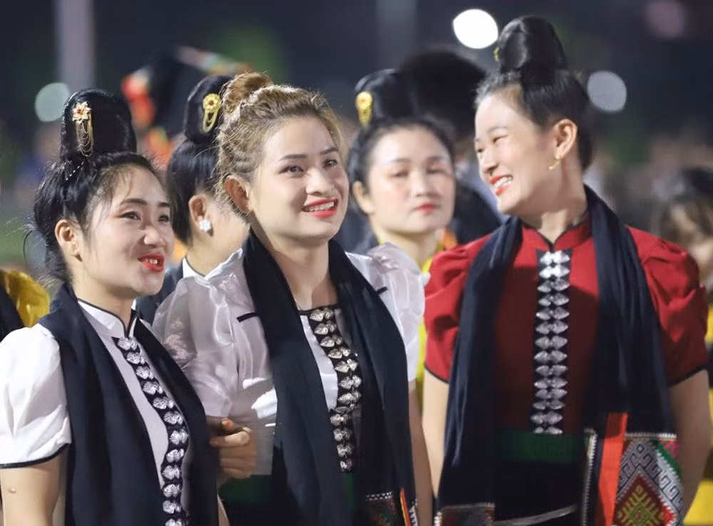 Các diễn viên háo hức chờ đợi đến tiết mục biểu diễn của đội mình tại lễ vinh danh.