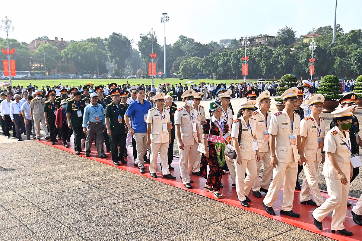 Đoàn đại biểu người có công với cách mạng tưởng niệm các Anh hùng, liệt sĩ và vào Lăng viếng Chủ tịch Hồ Chí Minh ảnh 13 Đoàn đại biểu người có công với cách mạng tưởng niệm các Anh hùng, liệt sĩ và vào Lăng viếng Chủ tịch Hồ Chí Minh ảnh 13