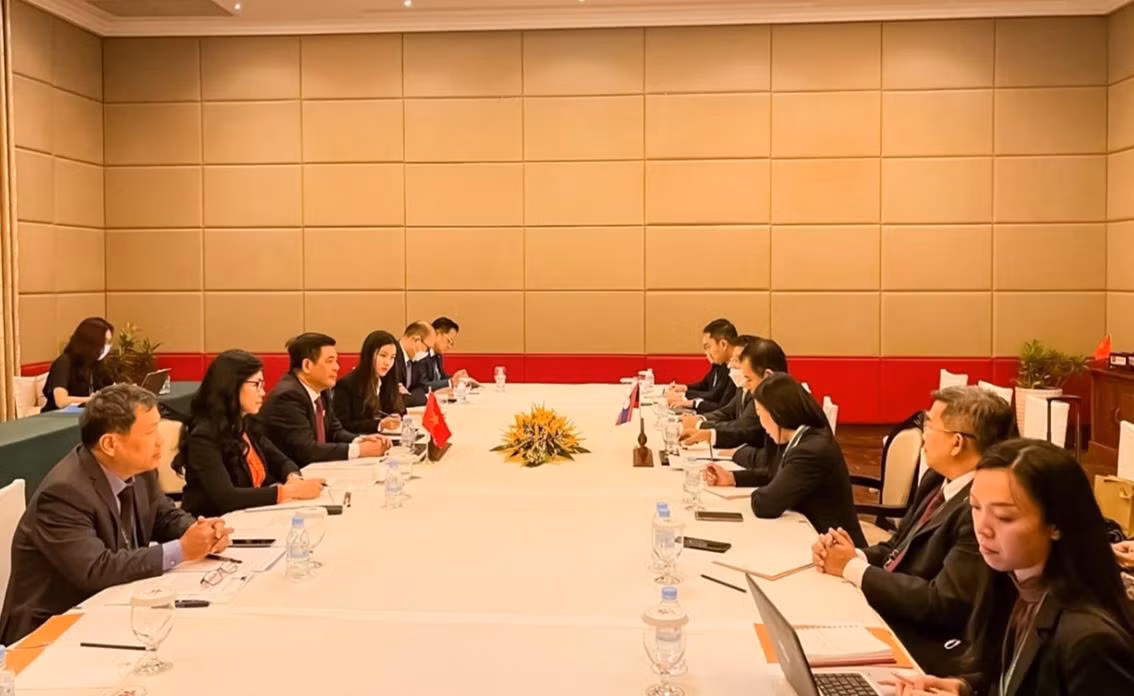 Đoàn Việt Nam và Lào gặp song phương bên lề Hội nghị Bộ trưởng Kinh tế ASEAN lần thứ 54.