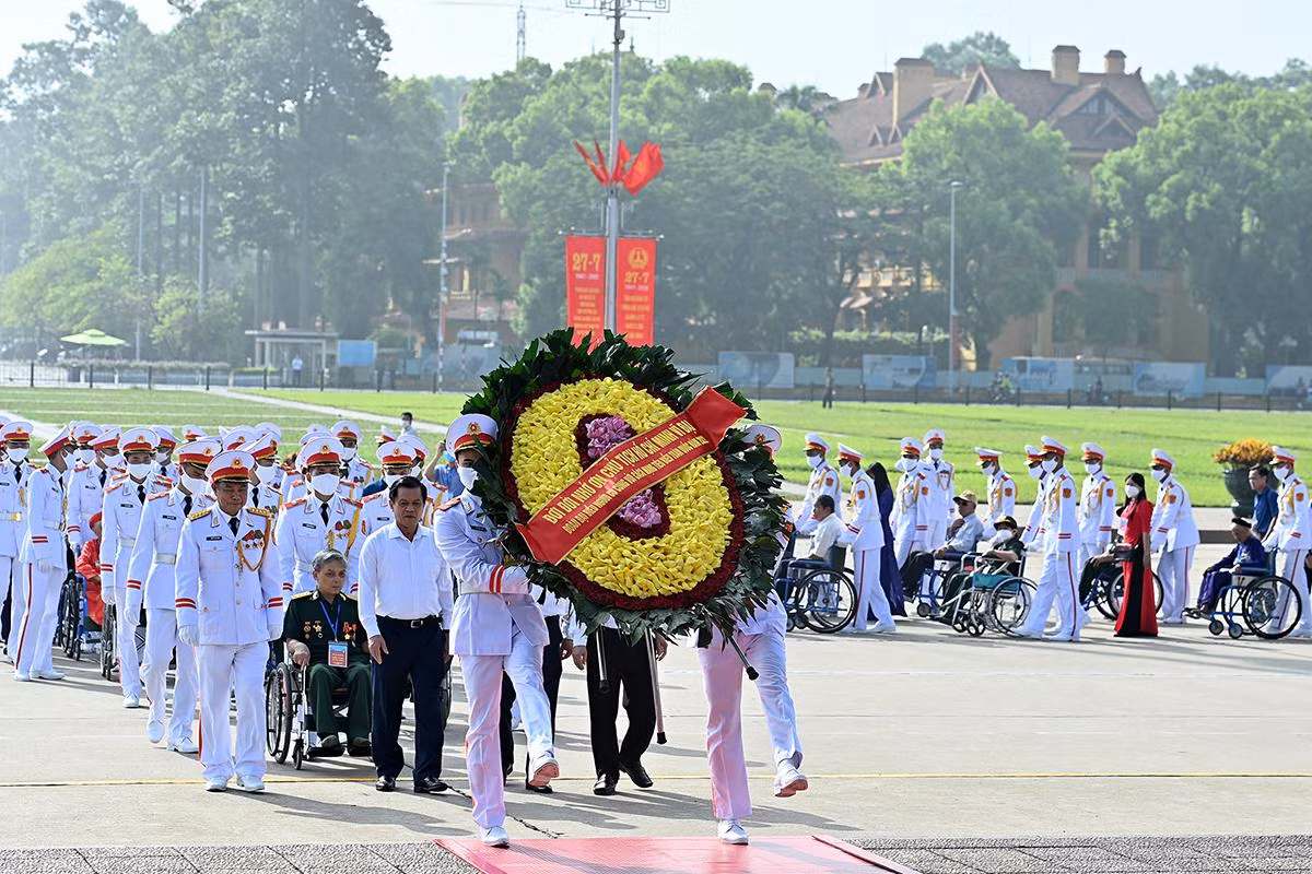 Đoàn đại biểu người có công với cách mạng tưởng niệm các Anh hùng, liệt sĩ và vào Lăng viếng Chủ tịch Hồ Chí Minh ảnh 7 Đoàn đại biểu người có công với cách mạng tưởng niệm các Anh hùng, liệt sĩ và vào Lăng viếng Chủ tịch Hồ Chí Minh ảnh 7