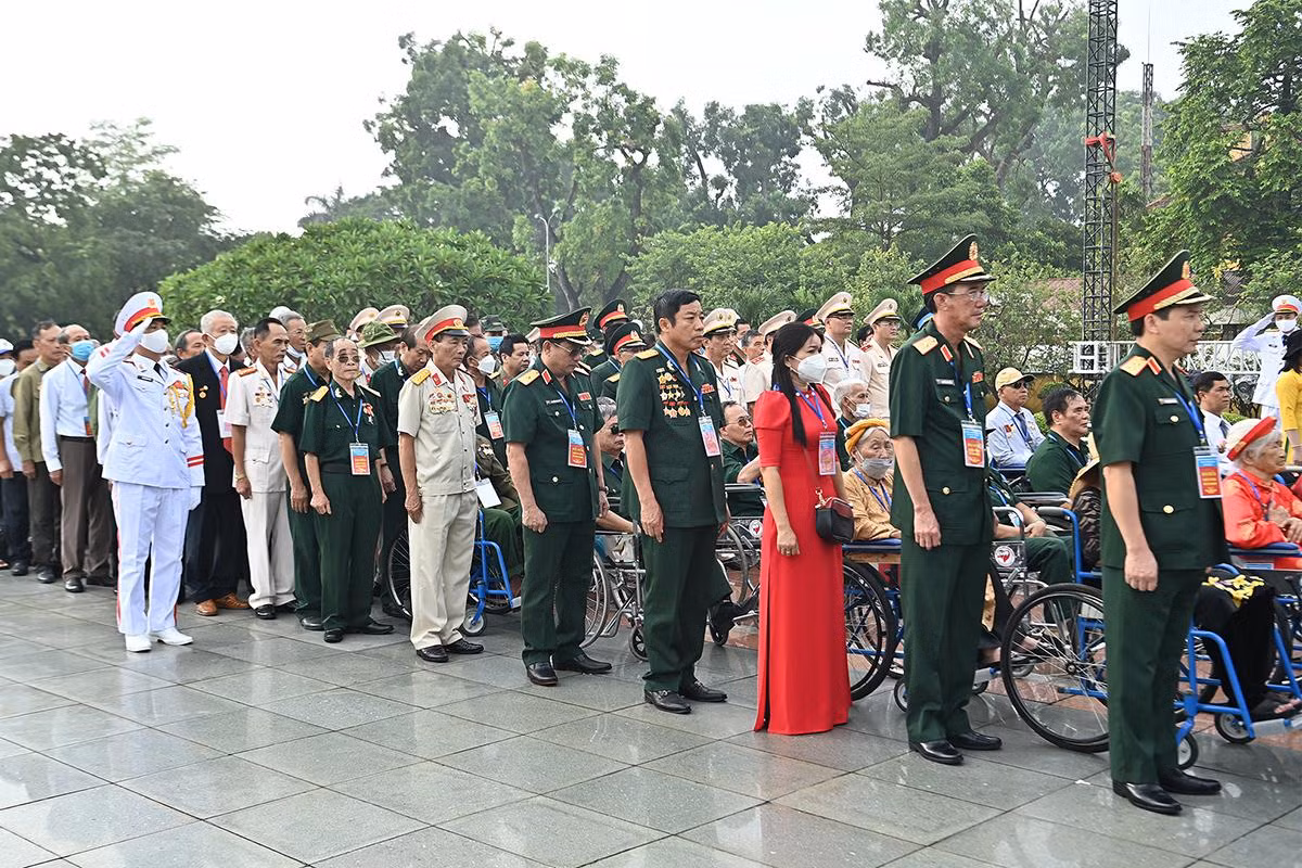 Đoàn đại biểu người có công với cách mạng tưởng niệm các Anh hùng, liệt sĩ và vào Lăng viếng Chủ tịch Hồ Chí Minh ảnh 5 Đoàn đại biểu người có công với cách mạng tưởng niệm các Anh hùng, liệt sĩ và vào Lăng viếng Chủ tịch Hồ Chí Minh ảnh 5