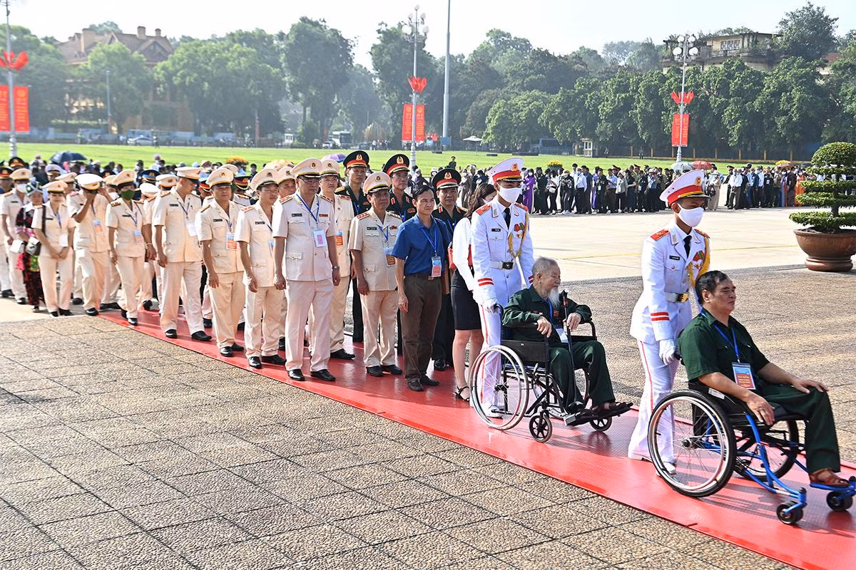 Đoàn đại biểu người có công với cách mạng tưởng niệm các Anh hùng, liệt sĩ và vào Lăng viếng Chủ tịch Hồ Chí Minh ảnh 11 Đoàn đại biểu người có công với cách mạng tưởng niệm các Anh hùng, liệt sĩ và vào Lăng viếng Chủ tịch Hồ Chí Minh ảnh 11