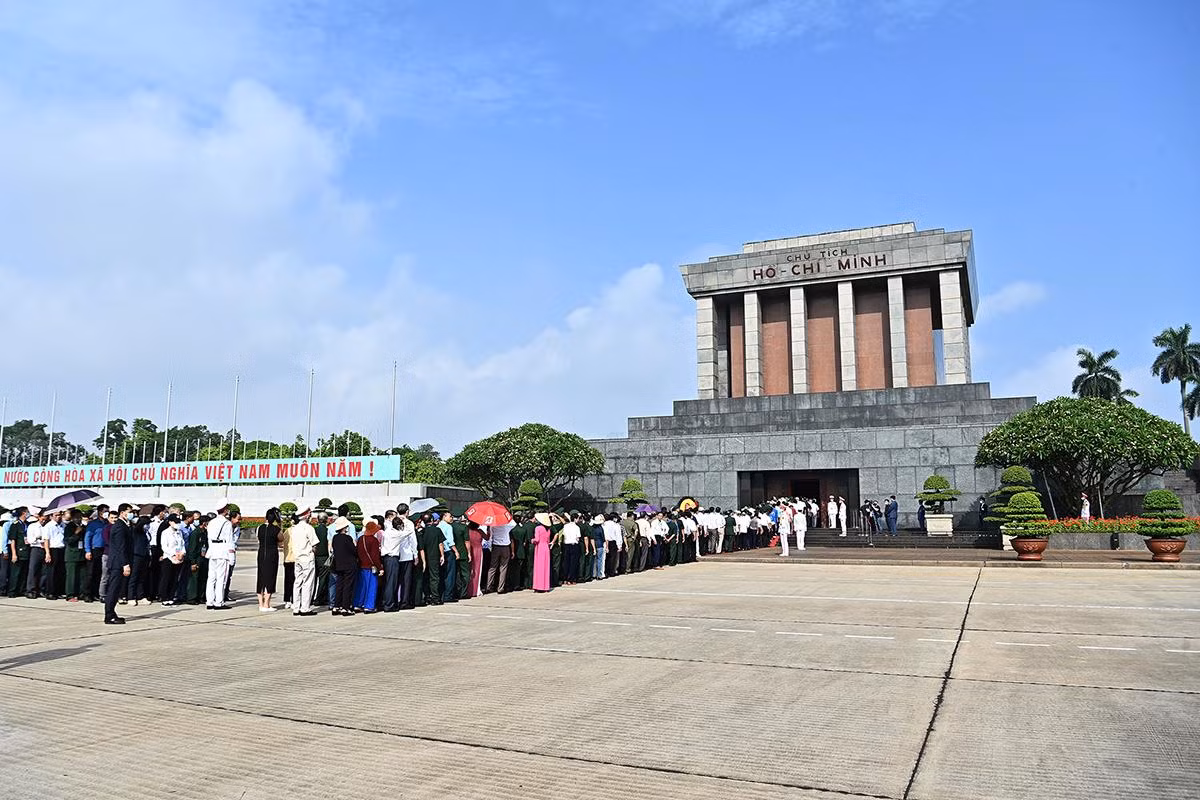 Đoàn đại biểu người có công với cách mạng tưởng niệm các Anh hùng, liệt sĩ và vào Lăng viếng Chủ tịch Hồ Chí Minh ảnh 12 Đoàn đại biểu người có công với cách mạng tưởng niệm các Anh hùng, liệt sĩ và vào Lăng viếng Chủ tịch Hồ Chí Minh ảnh 12