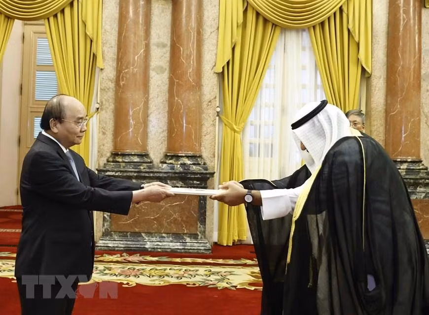 Chủ tịch nước Nguyễn Xuân Phúc tiếp nhận Quốc thư của Đại sứ Kuwait Yousef Ashour Al- Sabbagh. (Ảnh: Thống Nhất/TTXVN) Chủ tịch nước Nguyễn Xuân Phúc tiếp nhận Quốc thư của Đại sứ Kuwait Yousef Ashour Al- Sabbagh. (Ảnh: Thống Nhất/TTXVN)