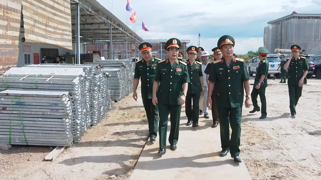 Đại tướng Phan Văn Giang kiểm tra tiến độ thi công dự án xây dựng Trường Văn hóa dân tộc nội trú Quân đội nhân dân Lào.