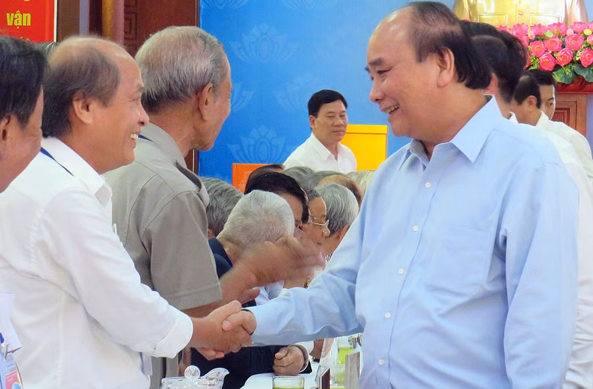 Chủ tịch nước Nguyễn Xuân Phúc thăm hỏi cán bộ hưu trí. Chủ tịch nước Nguyễn Xuân Phúc thăm hỏi cán bộ hưu trí.