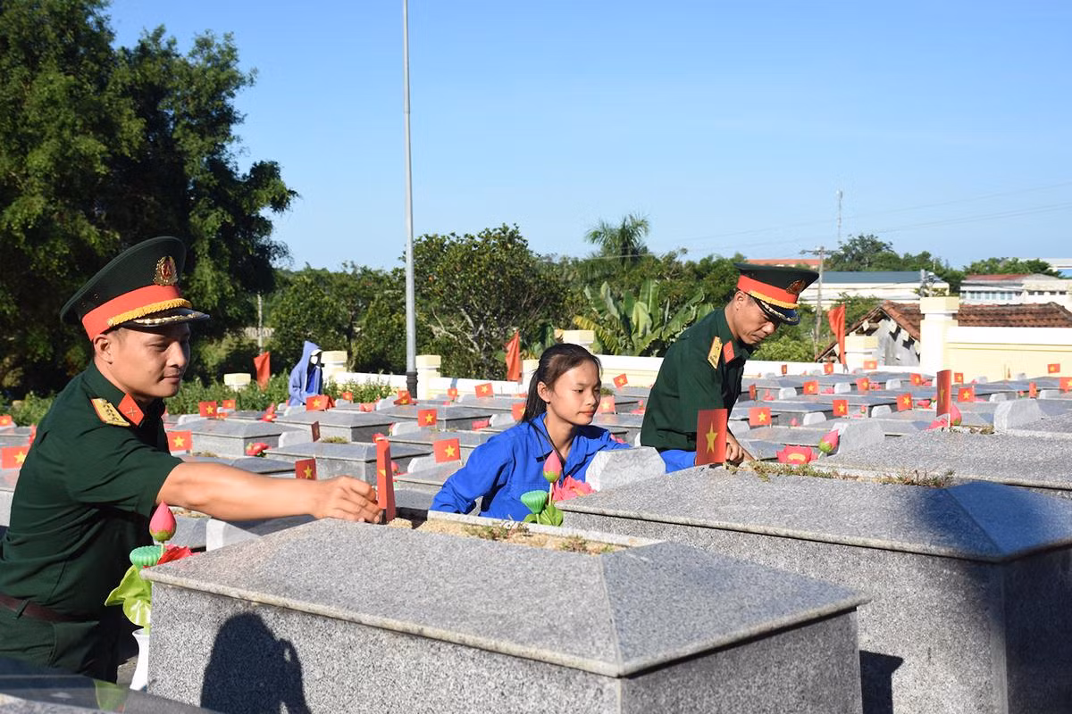 Thế hệ trẻ Hòa Phong chăm sóc các phần mộ liệt sĩ tại nghĩa trang liệt sĩ Hòa Phong.