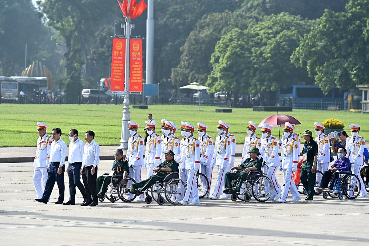 Đoàn đại biểu người có công với cách mạng tưởng niệm các Anh hùng, liệt sĩ và vào Lăng viếng Chủ tịch Hồ Chí Minh ảnh 6 Đoàn đại biểu người có công với cách mạng tưởng niệm các Anh hùng, liệt sĩ và vào Lăng viếng Chủ tịch Hồ Chí Minh ảnh 6