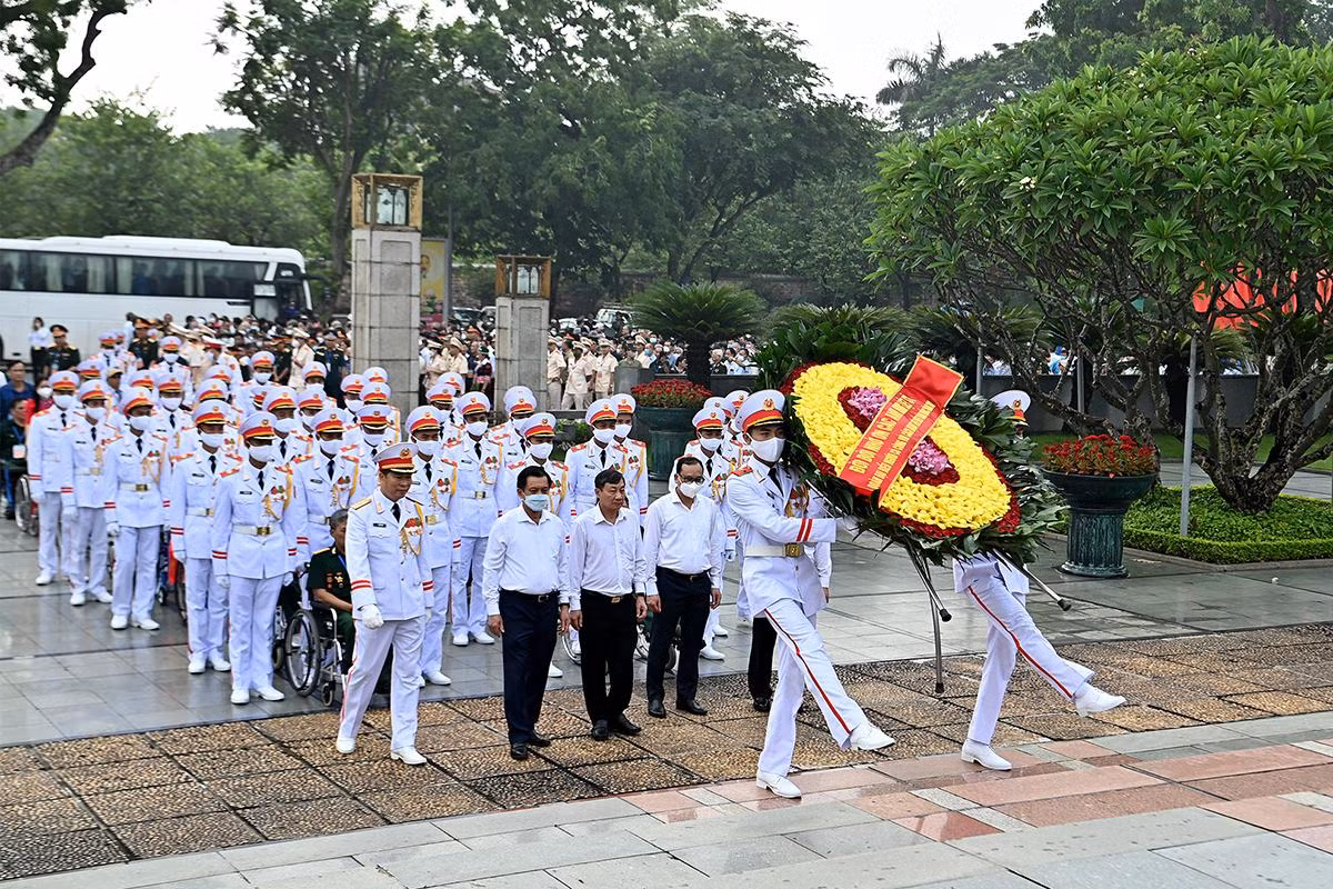 Đoàn đại biểu người có công với cách mạng tưởng niệm các Anh hùng, liệt sĩ và vào Lăng viếng Chủ tịch Hồ Chí Minh ảnh 2 Đoàn đại biểu người có công với cách mạng tưởng niệm các Anh hùng, liệt sĩ và vào Lăng viếng Chủ tịch Hồ Chí Minh ảnh 2