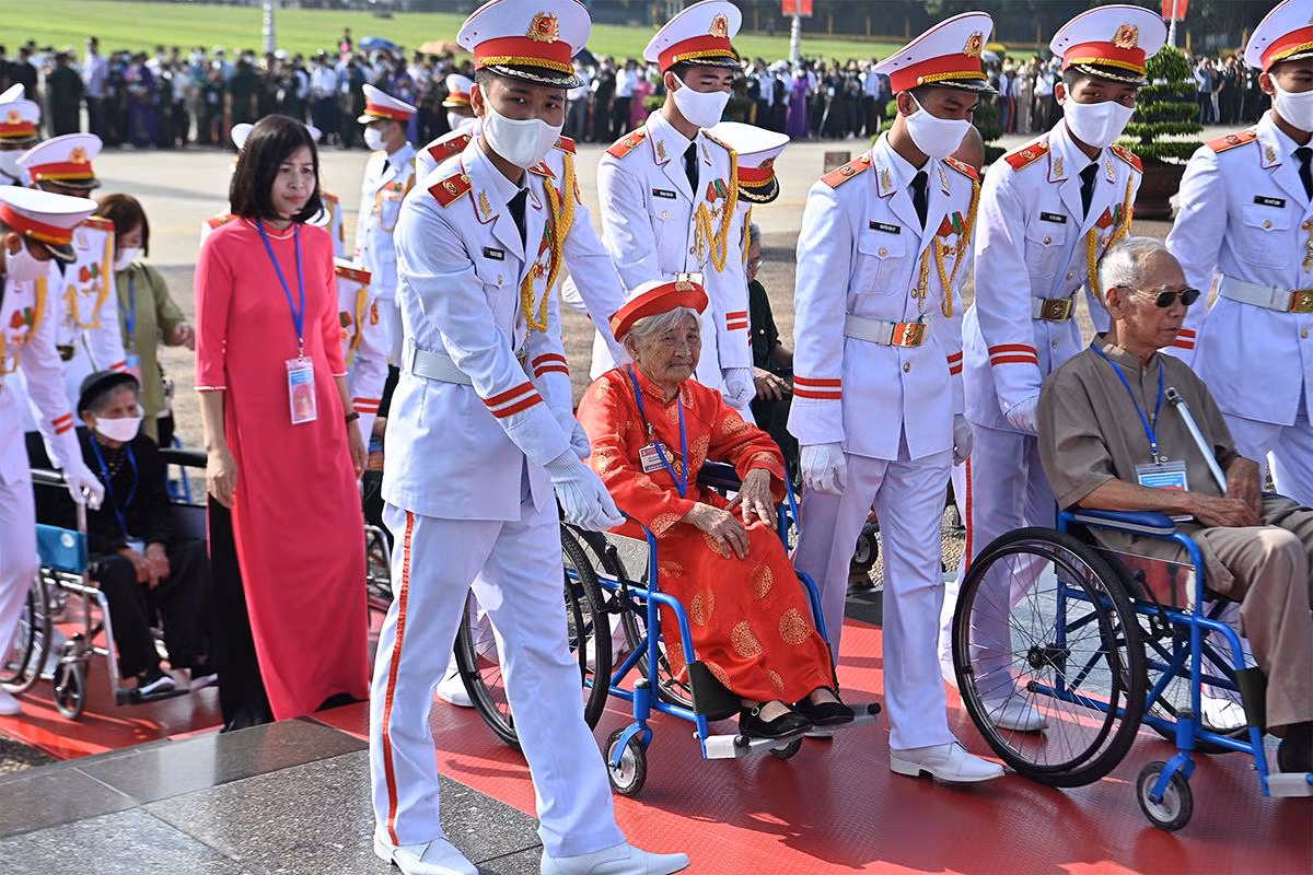 Đoàn đại biểu người có công với cách mạng tưởng niệm các Anh hùng, liệt sĩ và vào Lăng viếng Chủ tịch Hồ Chí Minh ảnh 8 Đoàn đại biểu người có công với cách mạng tưởng niệm các Anh hùng, liệt sĩ và vào Lăng viếng Chủ tịch Hồ Chí Minh ảnh 8