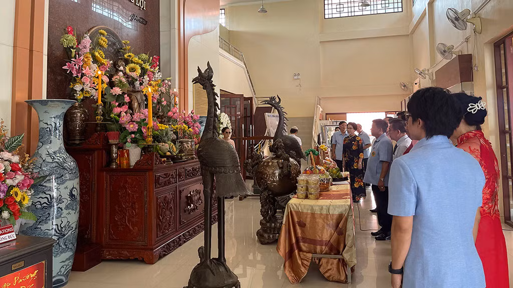 Kiều bào Udon Thani thắp hương tưởng niệm Chủ tịch Hồ Chí Minh. Kiều bào Udon Thani thắp hương tưởng niệm Chủ tịch Hồ Chí Minh.