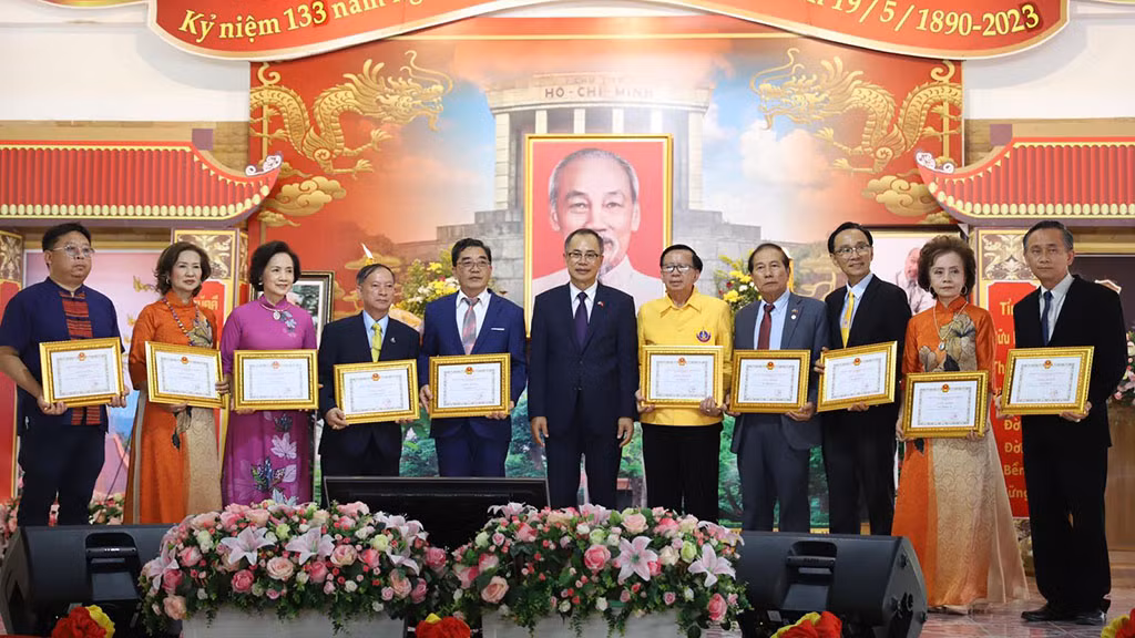 Đại sứ Phan Chí Thành trao Giấy khen tặng các tập thể, cá nhân có nhiều đóng góp trong việc xây dựng, duy trì Khu tưởng niệm Hồ Chí Minh ở tỉnh Nakhon Phanom. Đại sứ Phan Chí Thành trao Giấy khen tặng các tập thể, cá nhân có nhiều đóng góp trong việc xây dựng, duy trì Khu tưởng niệm Hồ Chí Minh ở tỉnh Nakhon Phanom.
