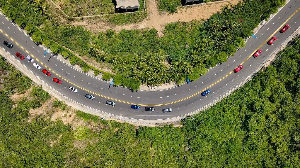 Đoàn xe Việt nối nhau băng qua những cung đường đẹp như tranh vẽ