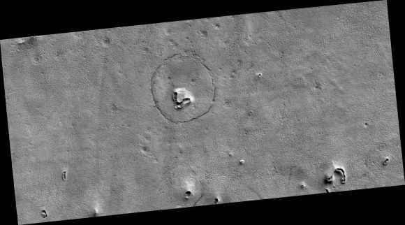 Quang cảnh khu vực trên sao Hỏa có miệng núi lửa giống mặt gấu. Ảnh: NASA/JPL-Caltech/UArizona.