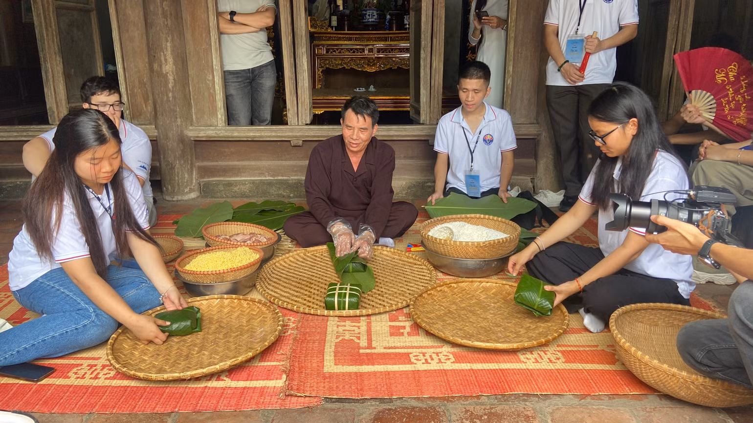 Các em được học gói bánh chưng. Các em được học gói bánh chưng.