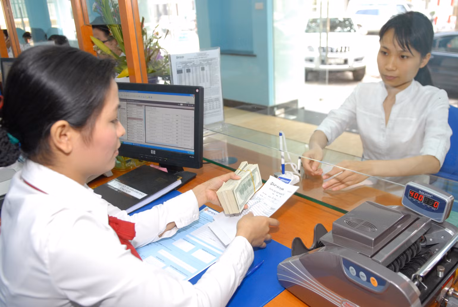 Mặt bằng lãi suất dần hạ nhiệt nhưng vẫn còn cao. Ảnh: NAM NGUYỄN