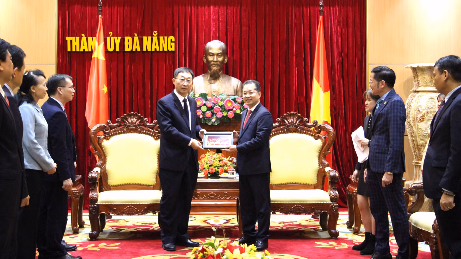 Tặng đoàn Bí thư Khu ủy Quảng Tây quà lưu niệm của thành phố Đà Nẵng.