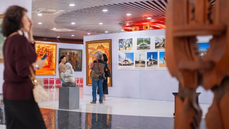 Nhiều tác phẩm nghệ thuật đặc sắc được trưng bày tại triển lãm.