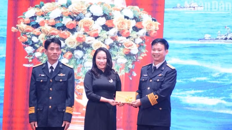 Trao hỗ trợ an sinh xã hội cho con em ngư dân Vùng 3. Trao hỗ trợ an sinh xã hội cho con em ngư dân Vùng 3.