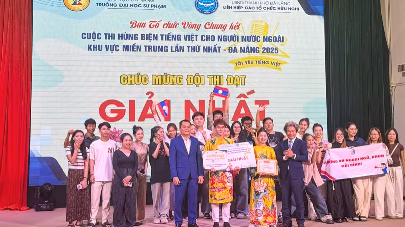 Ban tổ chức trao thưởng cho đội thi giành giải Nhất. Ban tổ chức trao thưởng cho đội thi giành giải Nhất.