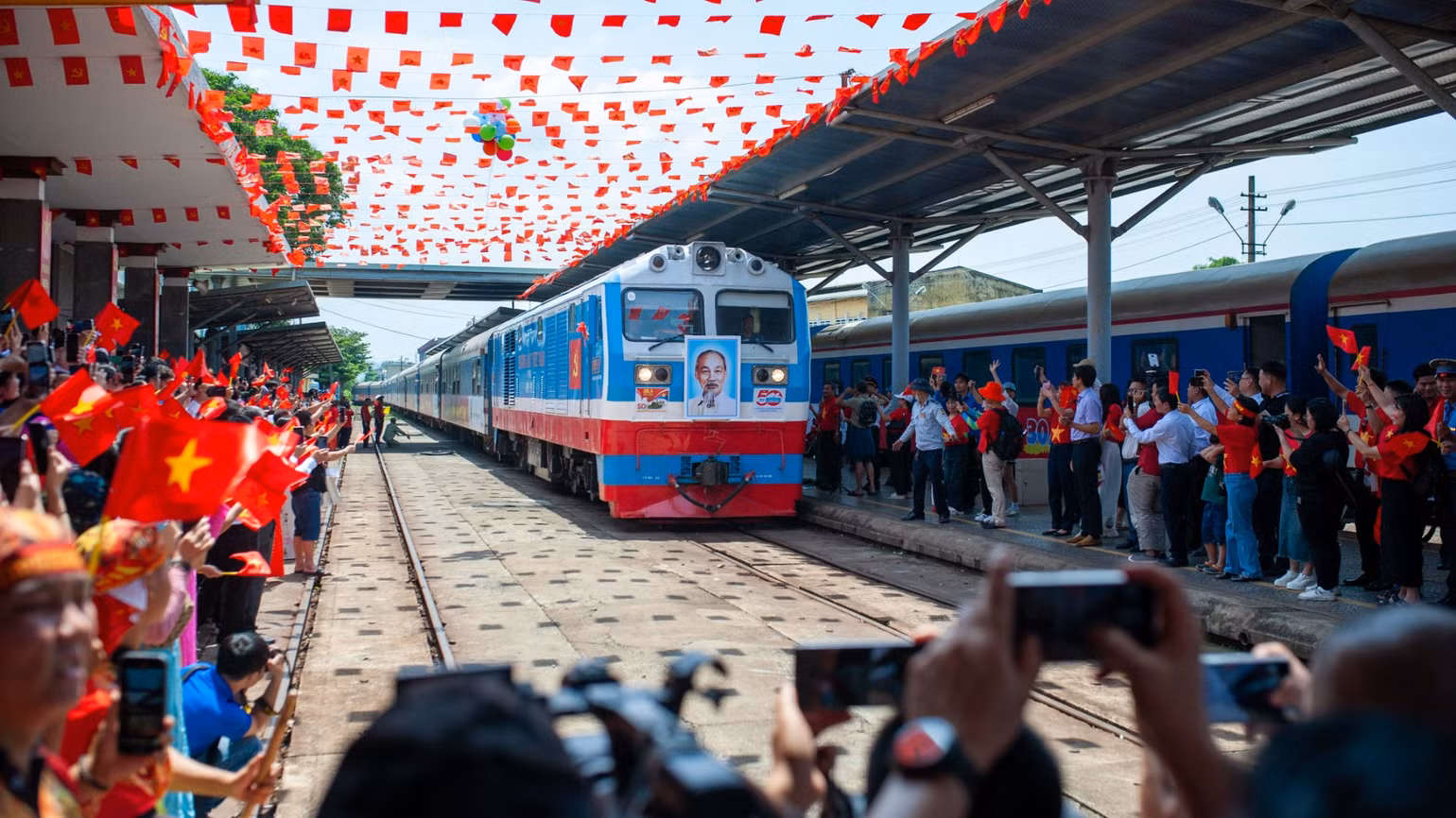 Tiếp ngay sau đó là Đoàn tàu Thống Nhất SE1 xuất phát từ Ga Sài Gòn tiến vào Ga Đà Nẵng trong niềm xúc động.