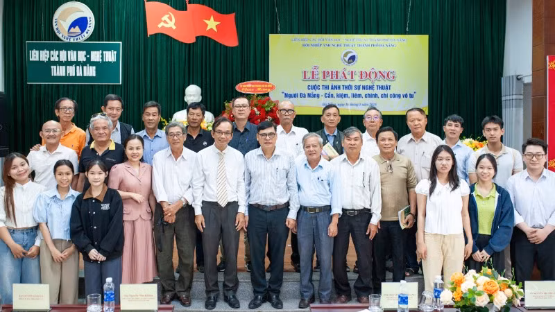 Các đại biểu chụp hình lưu niệm tại Lễ phát động.