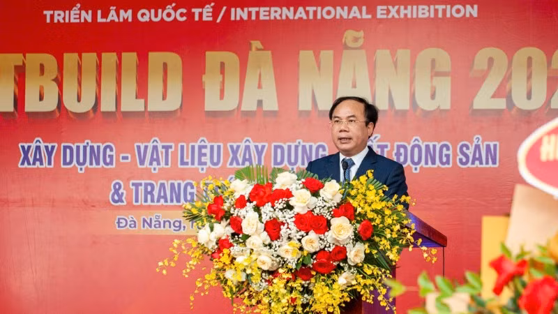 Thứ trưởng Bộ Xây dựng, Trưởng Ban chỉ đạo Triển lãm quốc tế Vietbuild Nguyễn Văn Sinh phát biểu khai mạc.