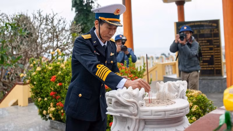 Đại tá Phạm Đình Thành, Phó Chính ủy Vùng 3 Hải quân, Trưởng đoàn công tác dâng hương. Đại tá Phạm Đình Thành, Phó Chính ủy Vùng 3 Hải quân, Trưởng đoàn công tác dâng hương.