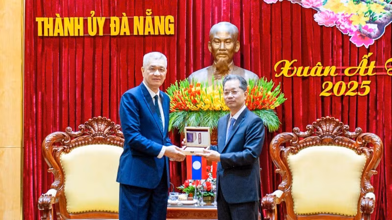 Đồng chí Nguyễn Văn Quảng, Bí thư Thành ủy Đà Nẵng tặng quà lưu niệm.