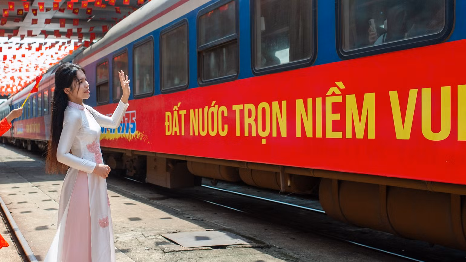 Hai đoàn tàu Thống Nhất đã góp phần làm trọn niềm vui và hạnh phúc của người dân ba miền trong ngày thống nhất đất nước.