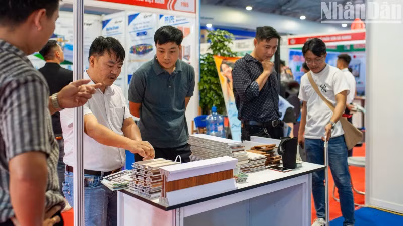 Triển lãm thu hút nhiều người dân và du khách trong ngày đầu tiên.