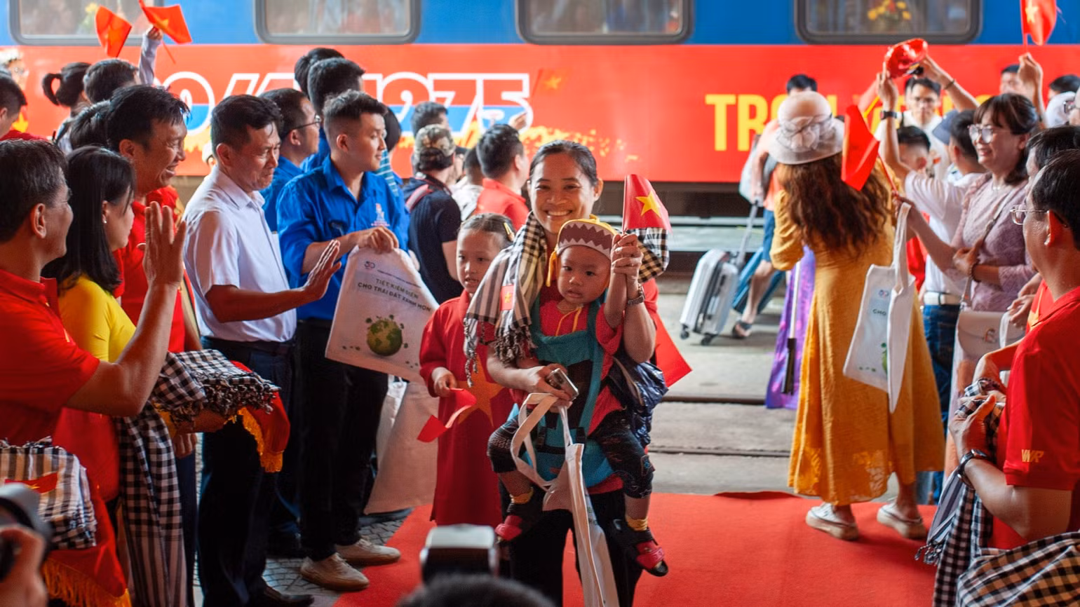 Bầu không khí tràn ngập niềm hạnh phúc của người dân ba miền.