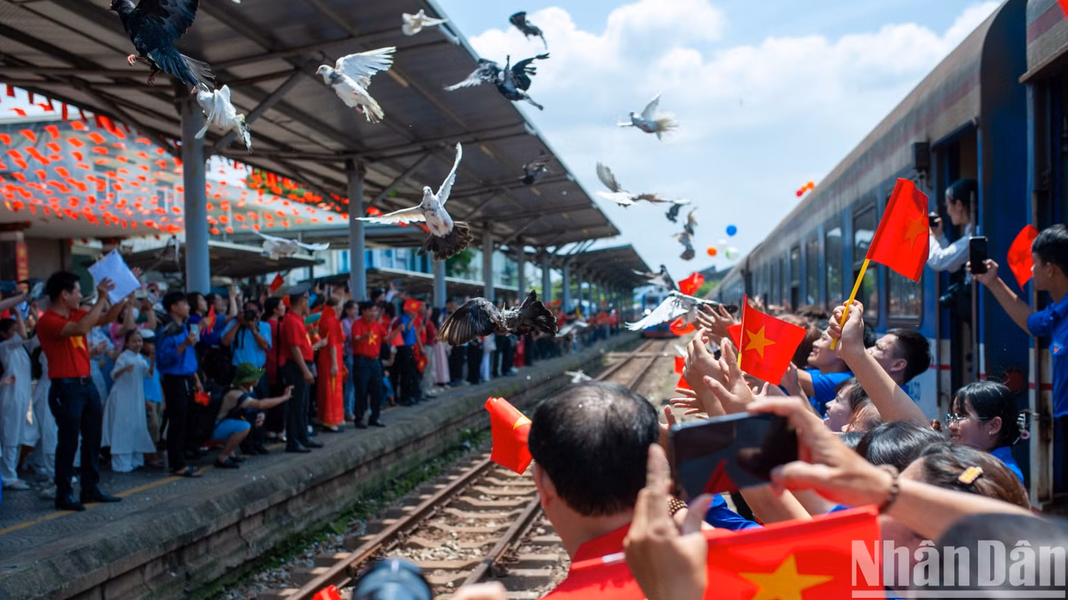 Người dân Đà Nẵng chào đón đoàn tàu SE1 tiến vào Ga Đà Nẵng bằng nghi thức thả chim bồ câu.