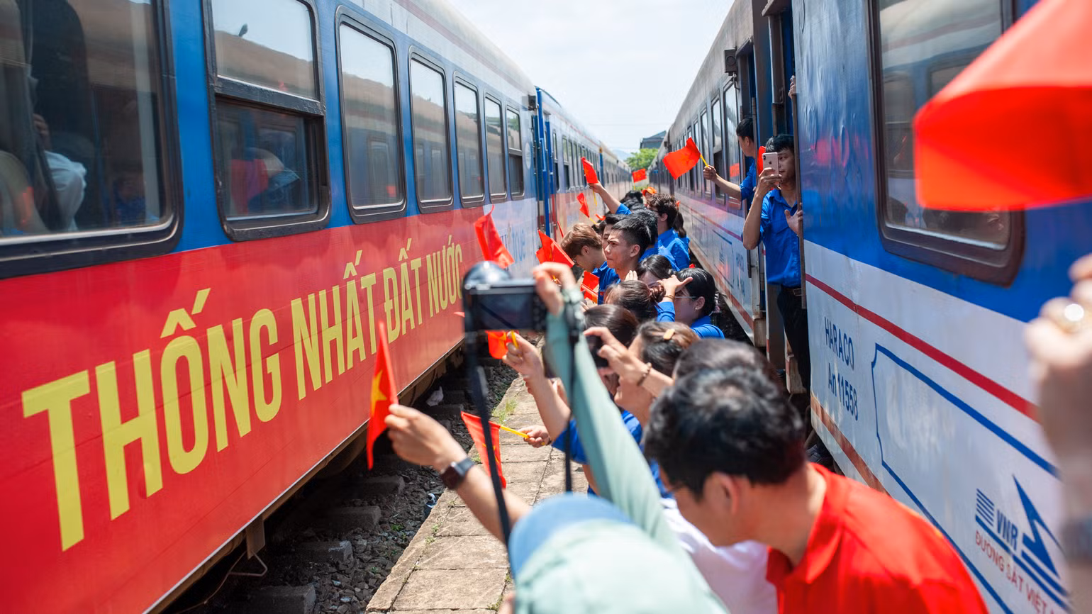 Trên thân tàu dán các khẩu hiệu mừng kỷ niệm 50 năm Ngày Giải phóng miền nam, thống nhất đất nước.