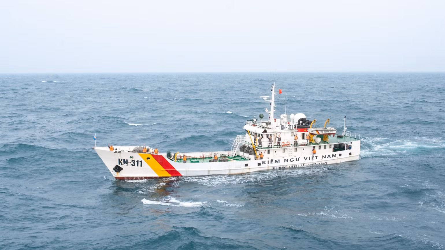 Cán bộ, chiến sĩ Tàu 311 vẫy tay chào.