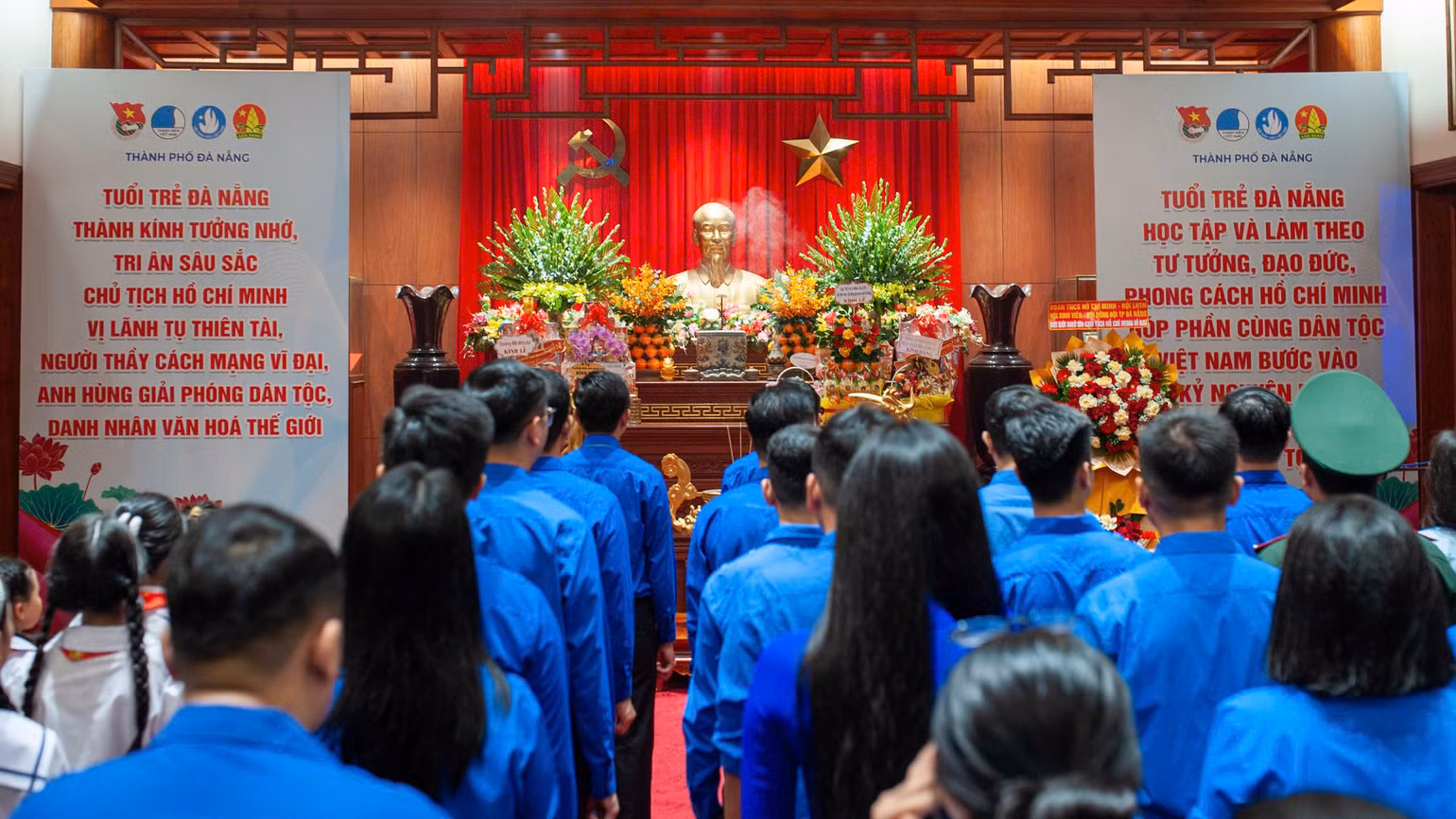 Các đại biểu dâng hương và báo công dâng Bác.