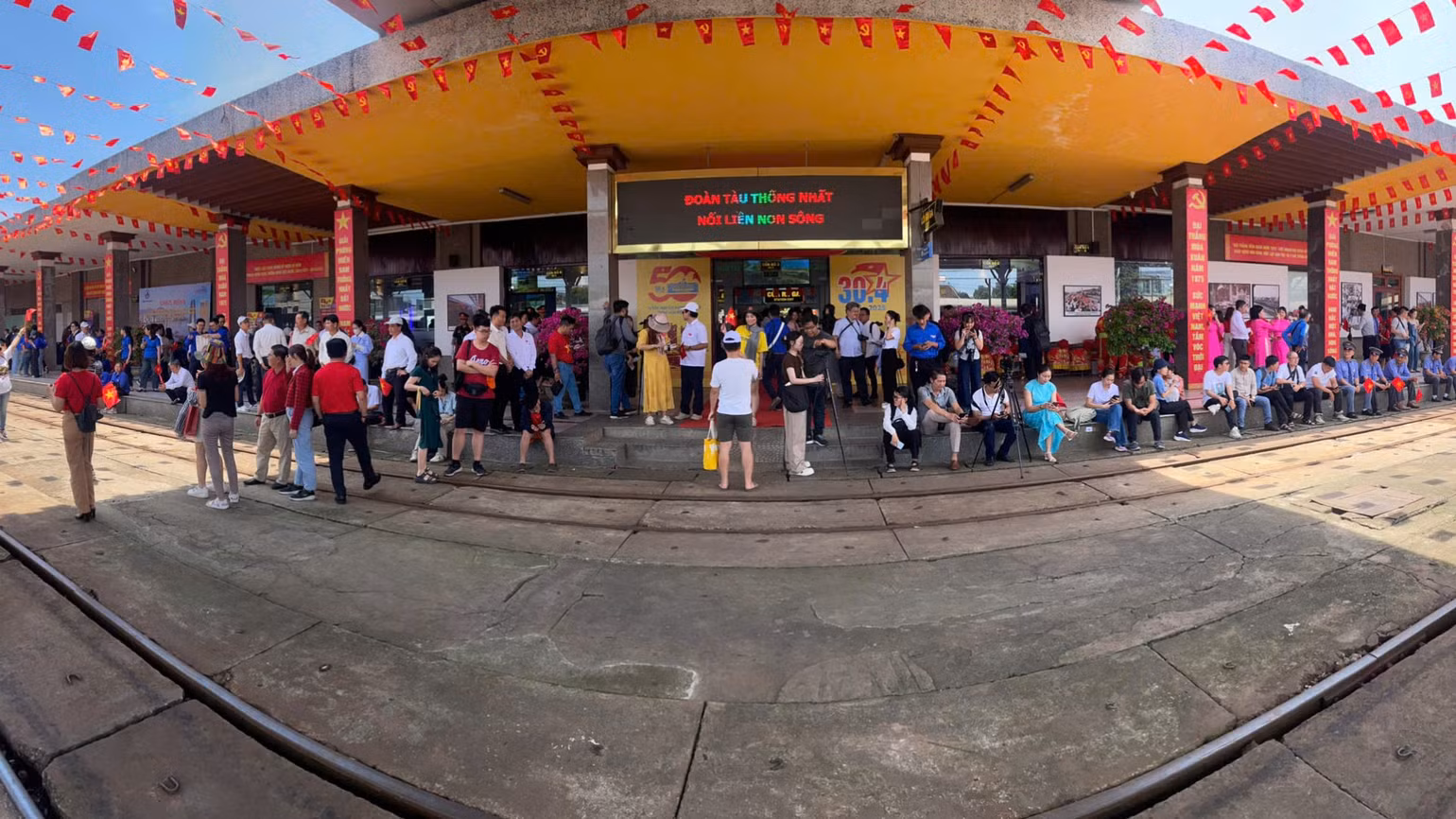 Người dân Đà Nẵng chờ đón "Đoàn tàu Thống Nhất" trên Ga Đà Nẵng.