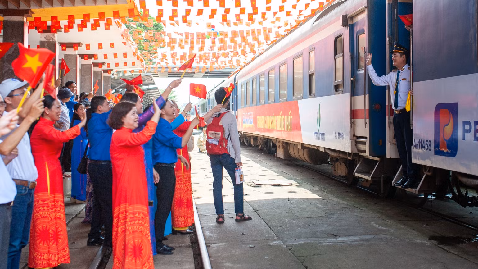 Niềm hân hoan, vui sướng tạm gác lại, nhường chỗ cho một cảm xúc ấm áp và thiêng liêng trong giây phút chia tay.