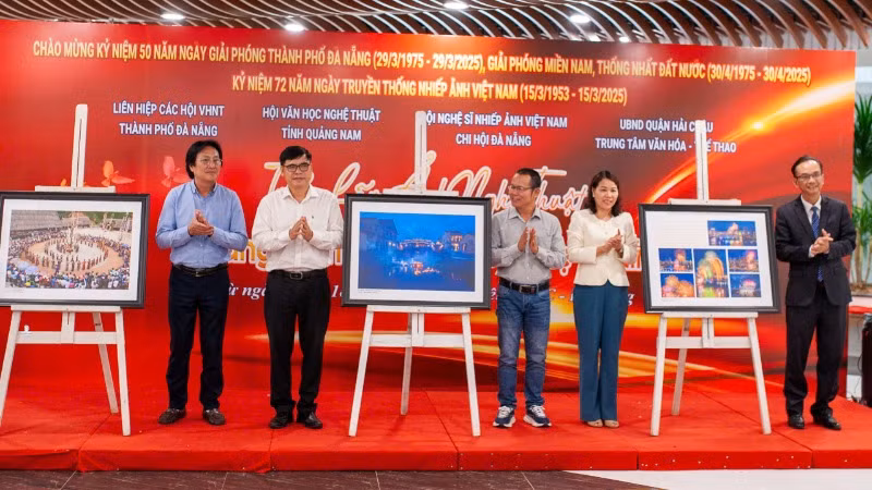 Cắt băng khai mạc triển lãm ảnh nghệ thuật "Quảng Nam Đà Nẵng - Đất Mẹ ân tình". Cắt băng khai mạc triển lãm ảnh nghệ thuật "Quảng Nam Đà Nẵng - Đất Mẹ ân tình".