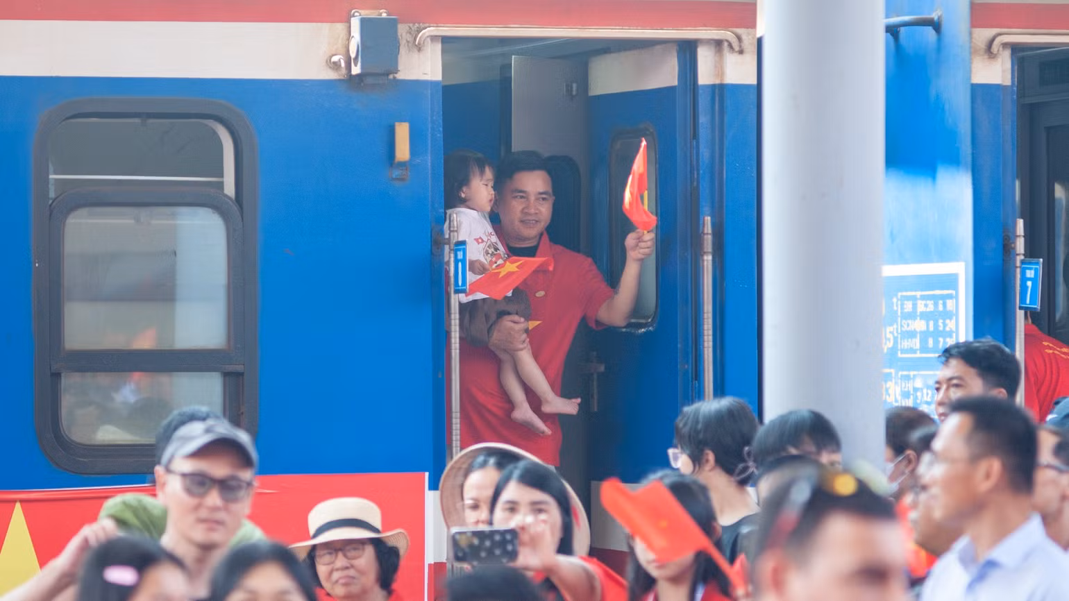 Hành khách trên hai đoàn tàu xuống Ga Đà Nẵng trong sự tiếp đón niềm nở của người dân Đà Nẵng.