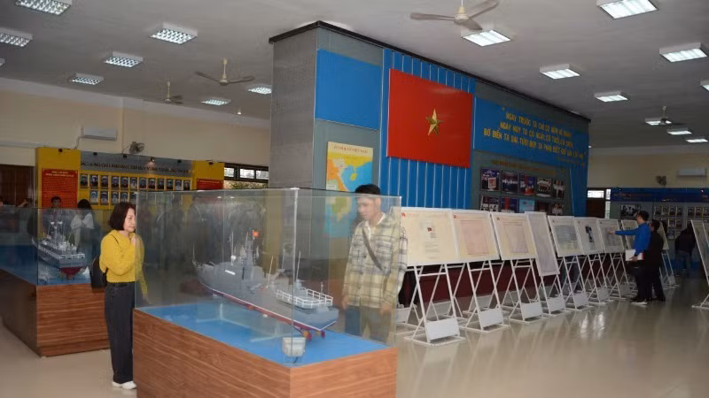 Các đại biểu của đoàn công tác chúc Tết đảo Cồn Cỏ, Lý Sơn tham quan Nhà truyền thống Vùng 3 Hải quân. Các đại biểu của đoàn công tác chúc Tết đảo Cồn Cỏ, Lý Sơn tham quan Nhà truyền thống Vùng 3 Hải quân.