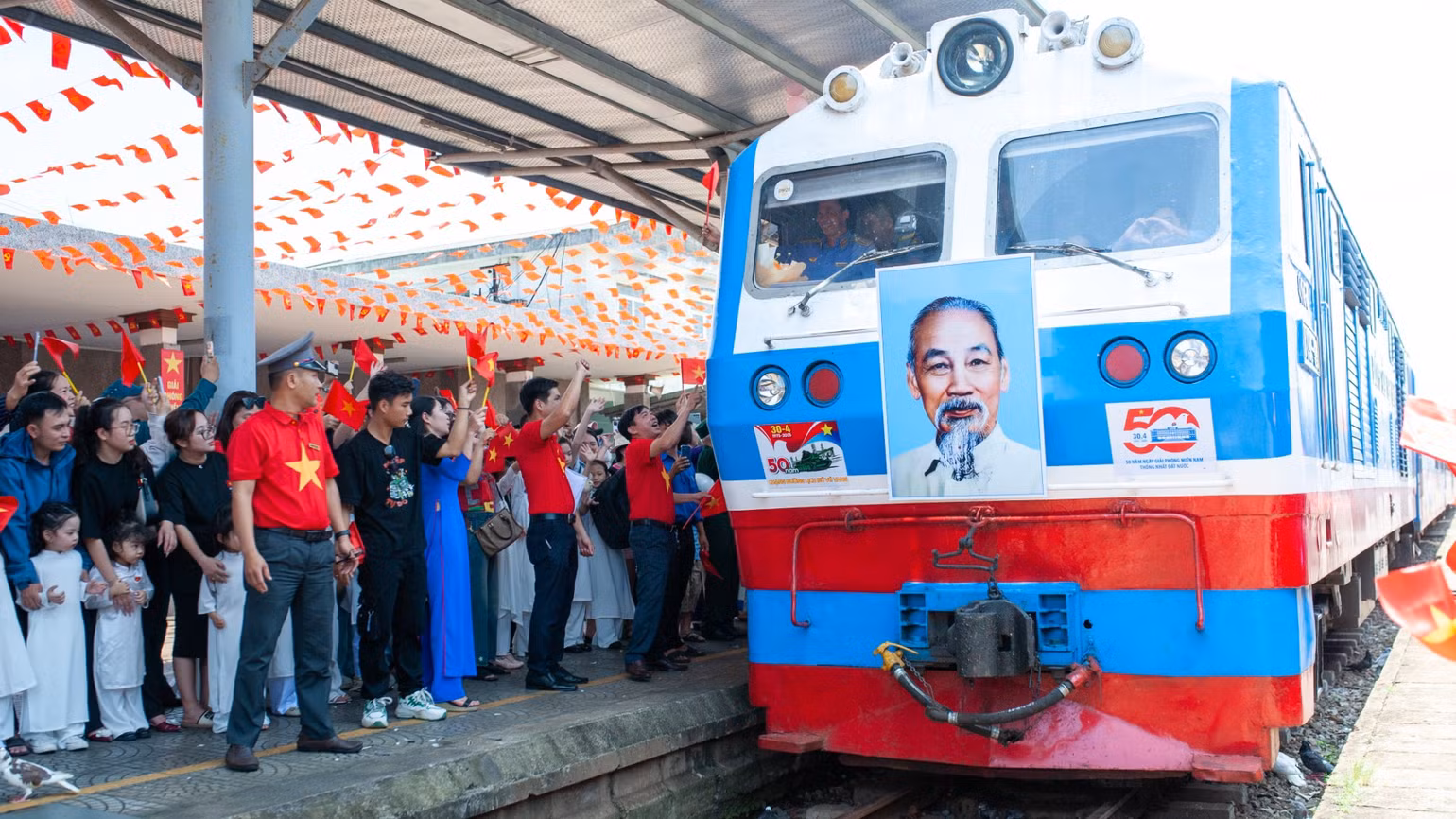 Đoàn tàu Thống Nhất mang số hiệu SE1 xuất phát từ Ga Hà Nội tiến vào ga Đà Nẵng với niềm hân hoan, vui sướng.