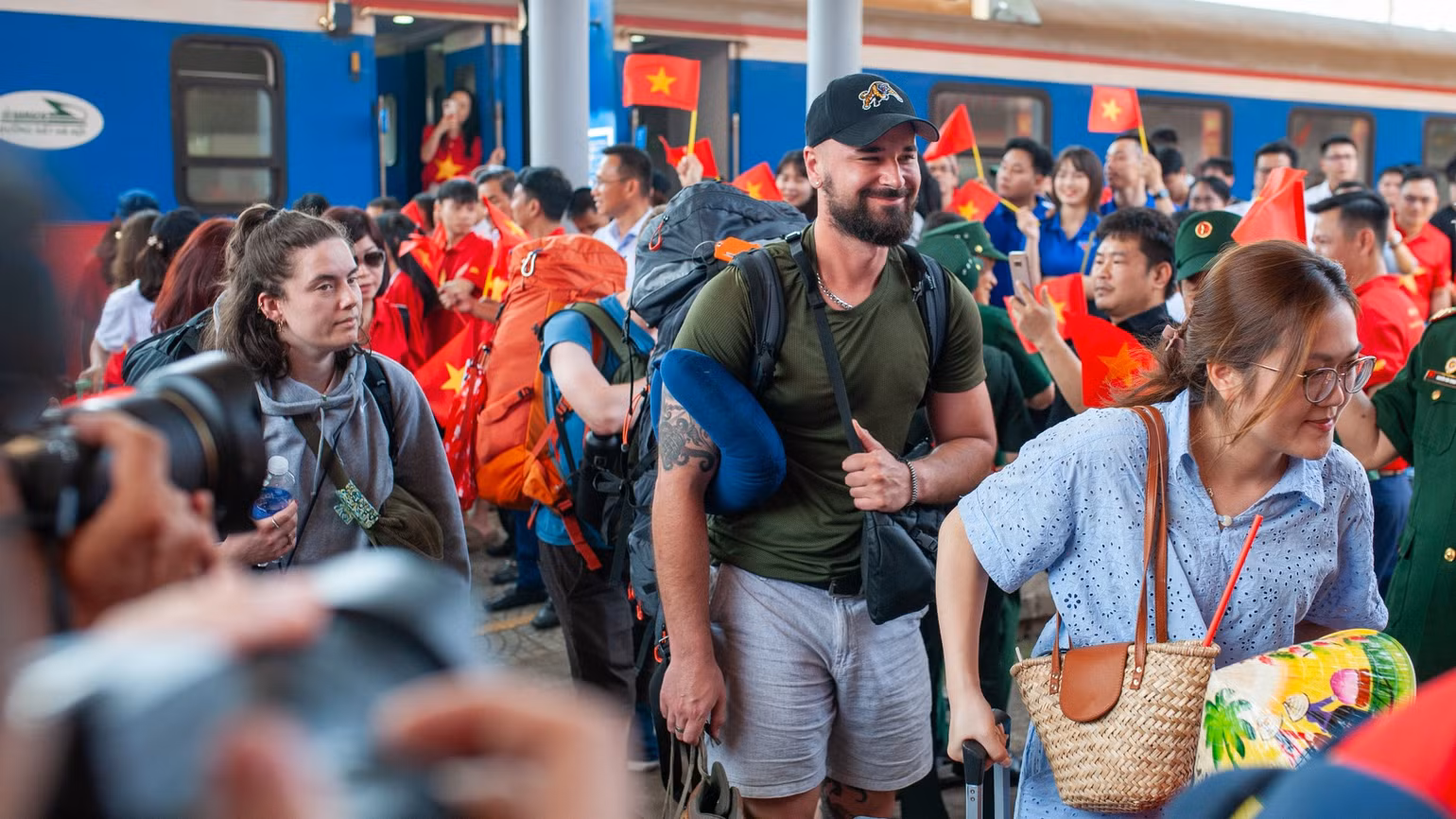 Những vị khách nước ngoài trên đoàn tàu Thống Nhất đã bày tỏ sự ngạc nhiên, vui sướng cùng người dân Việt Nam.