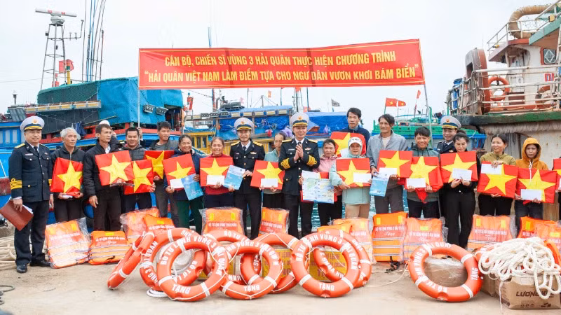 Vùng 3 Hải quân cũng đã trao tặng quà đến 15 ngư dân. Vùng 3 Hải quân cũng đã trao tặng quà đến 15 ngư dân.