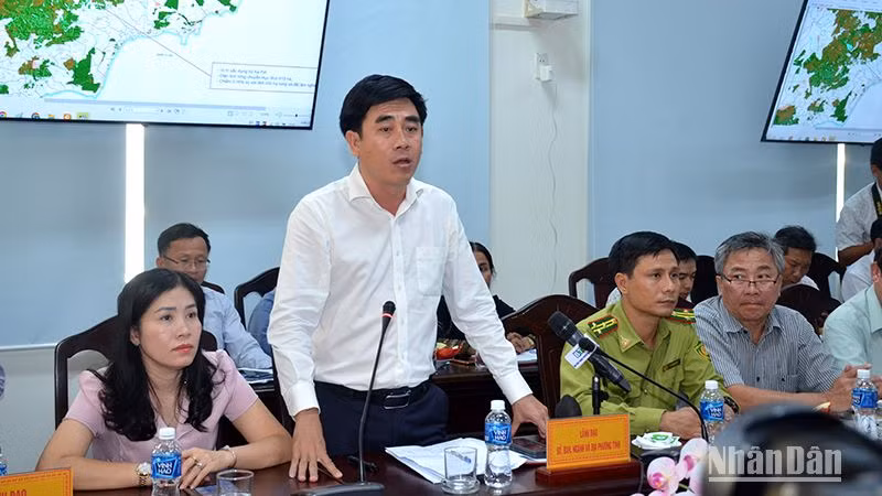 Phó Giám đốc Sở Nông nghiệp và Phát triển nông thôn tỉnh Bình Thuận Lê Thanh Sơn giải đáp về việc trồng rừng thay thế. Phó Giám đốc Sở Nông nghiệp và Phát triển nông thôn tỉnh Bình Thuận Lê Thanh Sơn giải đáp về việc trồng rừng thay thế.