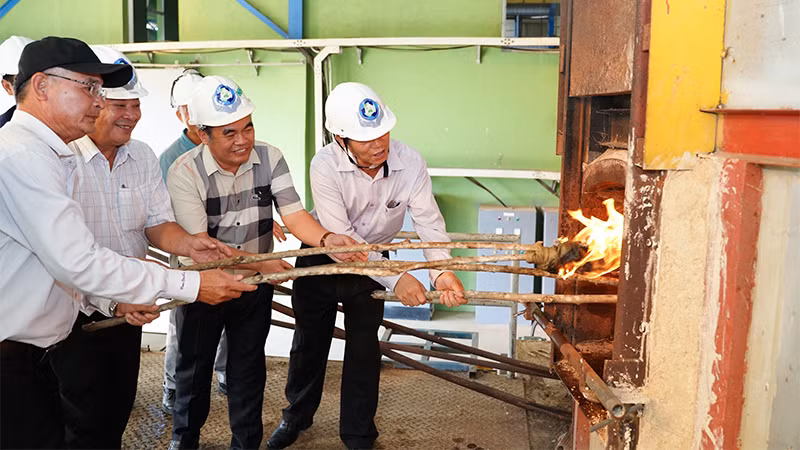 Đại diện lãnh đạo Ủy ban nhân dân tỉnh Bình Thuận, các sở, ngành, địa phương và chủ đầu tư thực hiện nghi thức đốt lò xử lý rác. (Ảnh: HỮU TRI)