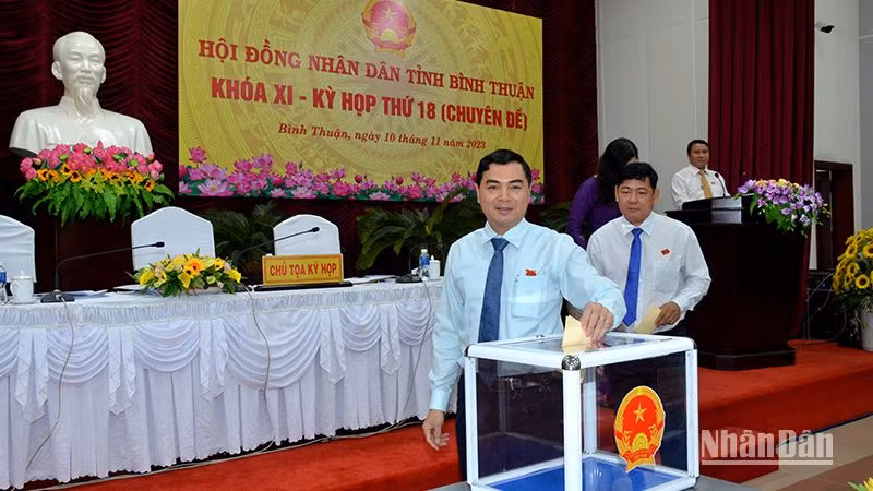Đại biểu HĐND tỉnh Bình Thuận bỏ phiếu tín nhiệm những người giữ các chức vụ do HĐND tỉnh bầu Đại biểu HĐND tỉnh Bình Thuận bỏ phiếu tín nhiệm những người giữ các chức vụ do HĐND tỉnh bầu