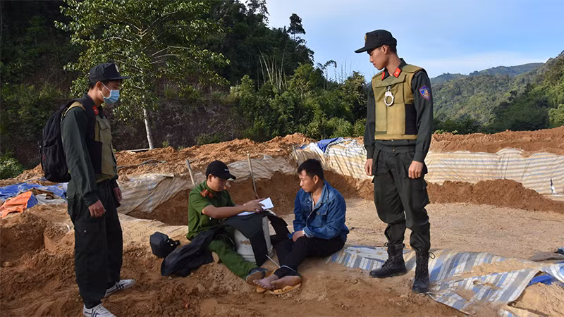 Một đối tượng khai thác khoáng sản trái phép bị bắt ngay tại hố tuyển rửa quặng